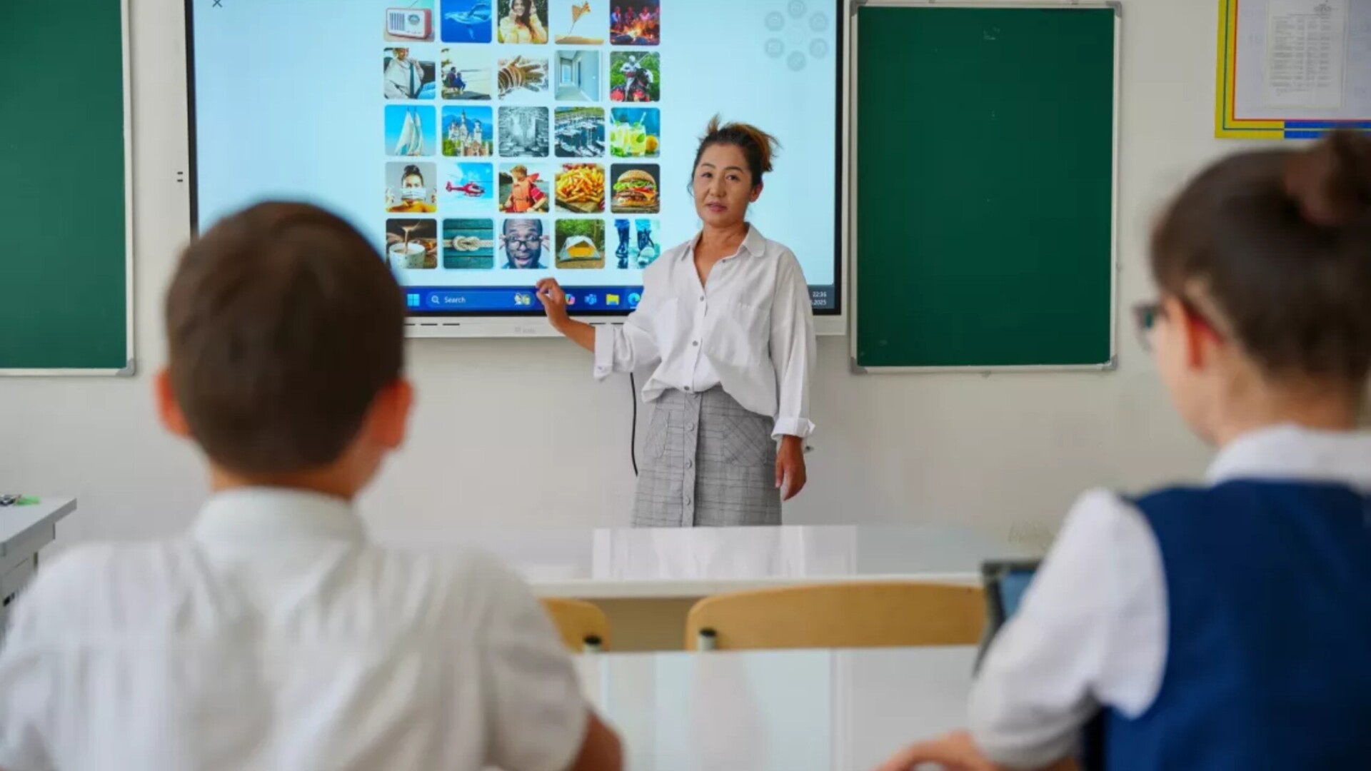 Учительница в школе