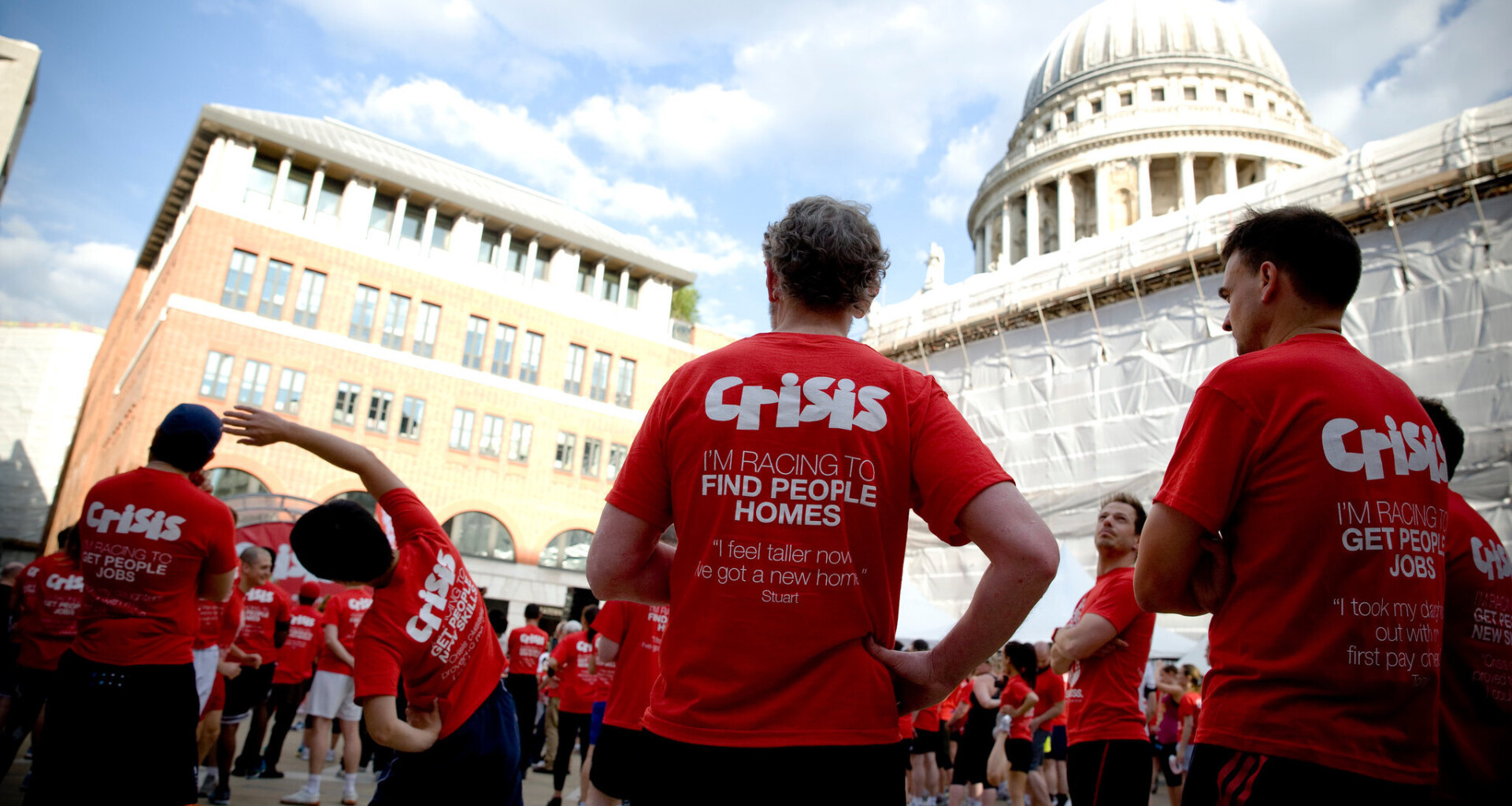 Мужчины в красных футболках