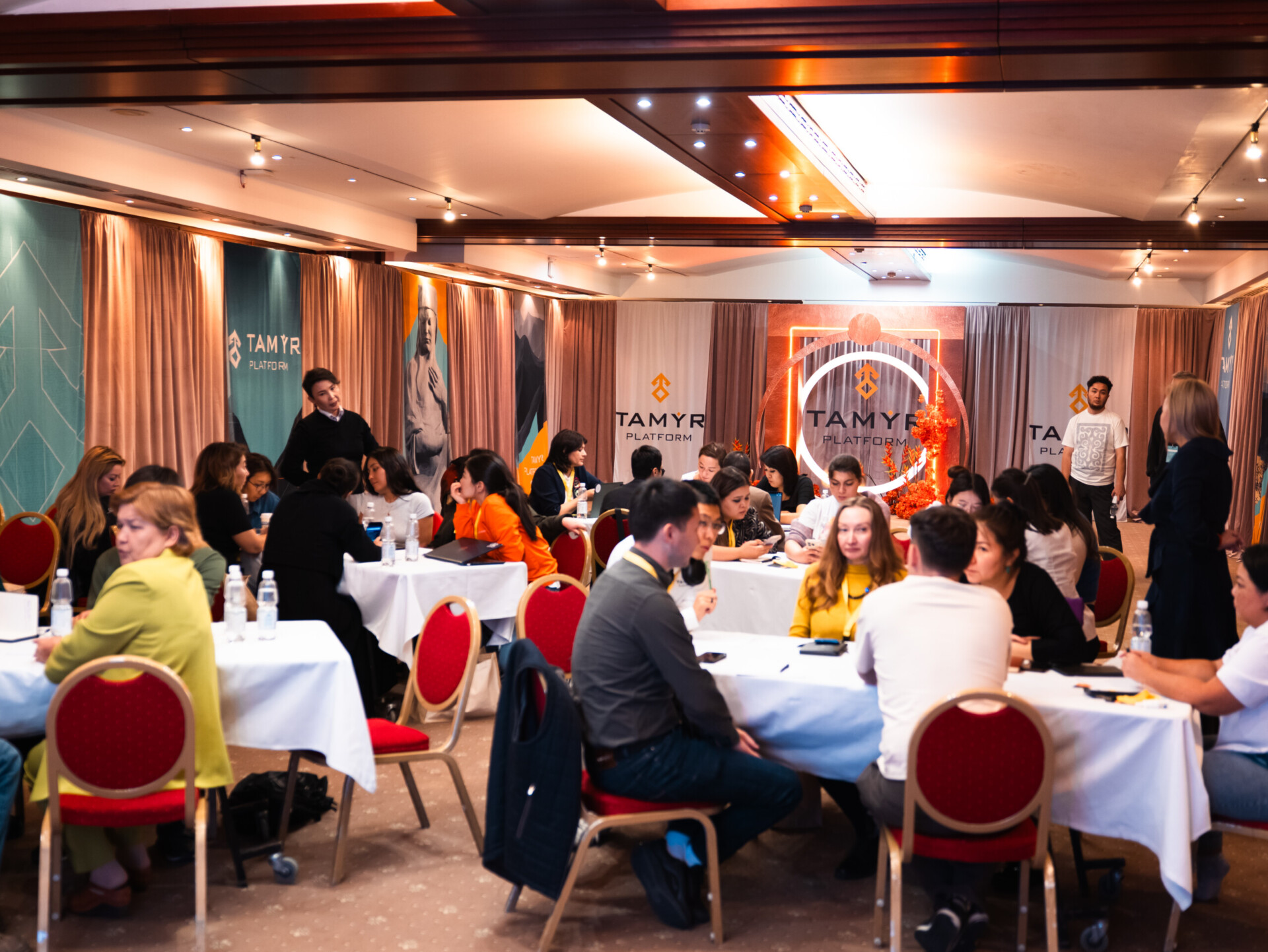 Люди сидят за столами