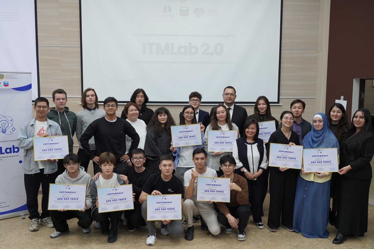 Группа людей с грамотами в руках