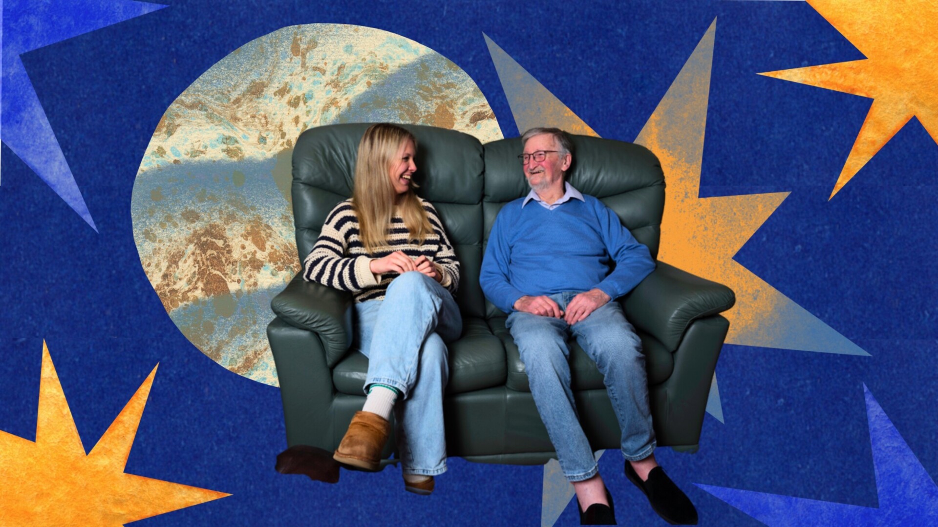 Девушка и мужчина сидят на креслах